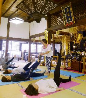 本堂でピラティスをする参加者たち=奈良市の興善寺 本堂でピラティスをする参加者たち=奈良市の興善寺