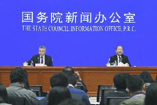 ＧＤＰ速報値を発表する中国国家統計局の報道官＝２１日、北京（共同）