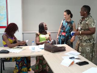 明るくおしゃれなオフィススタイル。筆者は右から２人目