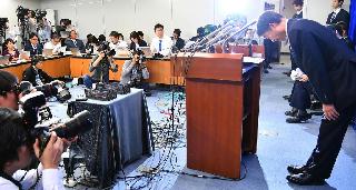 会見冒頭、礼をする根本匠厚生労働相=22日午後、東京都千代田区(三尾郁恵撮影) 会見冒頭、礼をする根本匠厚生労働相=22日午後、東京都千代田区(三尾郁恵撮影)