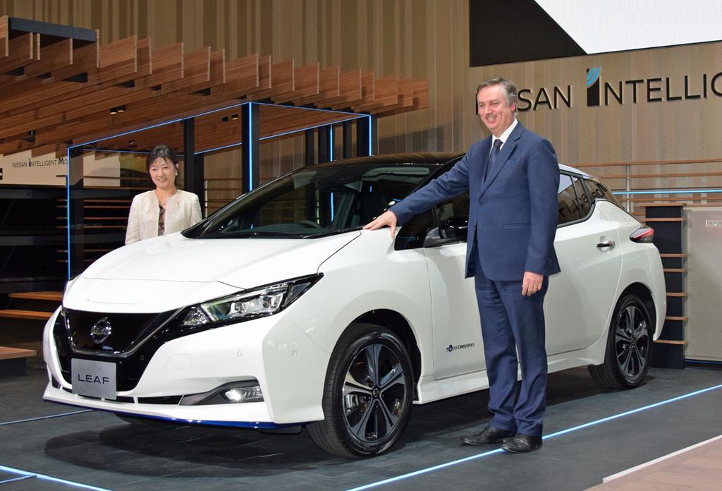 日産の「リーフｅ＋」とダニエレ・スキラッチ副社長、星野朝子専務執行役員