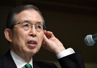 会見で質問に答える日本電産の永守重信会長＝２３日午後、東京・大手町のサンケイプラザ（酒巻俊介撮影）
