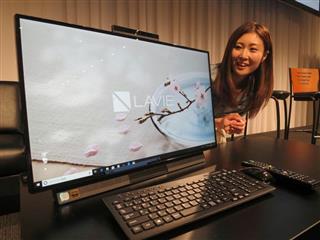 話しかけると起動する「ボイス機能」を世界で初めて搭載した新商品＝２２日、東京都港区