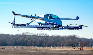 試験飛行に成功した米ボーイングの「空飛ぶタクシー」の試作機（同社提供・共同）