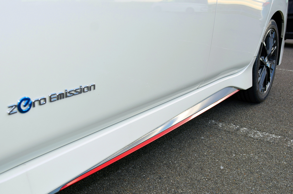 整流効果を発揮するＮＩＳＭＯ専用のサイドシルプロテクター。真っ赤なアクセントラインが一直線に走る