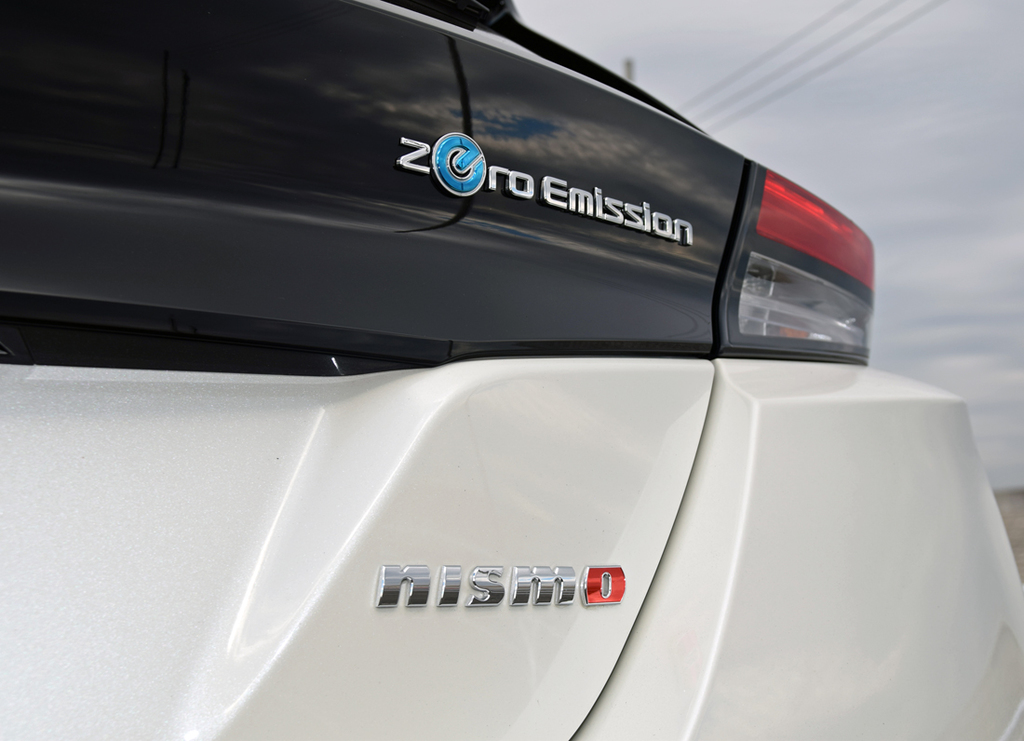 「ＮＩＳＭＯ」と「ゼロ・エミッション」のバッジがキラリ