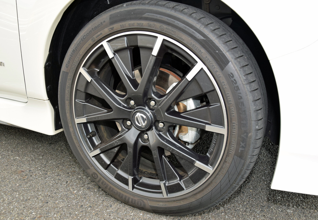 ２２５／４５Ｒ１８のコンチネンタルタイヤを装着