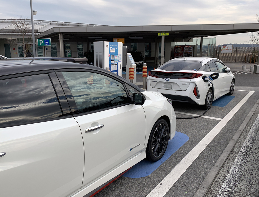 プリウスＰＨＶの充電完了を待つリーフＮＩＳＭＯ。先客はこの１５分後に去り、筆者の順番がやってきた。ＥＶがさらに普及すれば、口数を増やす必要があるだろう