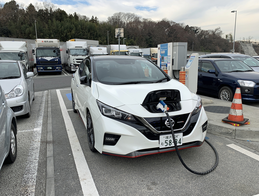圏央道の厚木ＰＡで充電中（駐車スペースがないからといって、充電器を使わない車をココに止めるのはやめましょう）