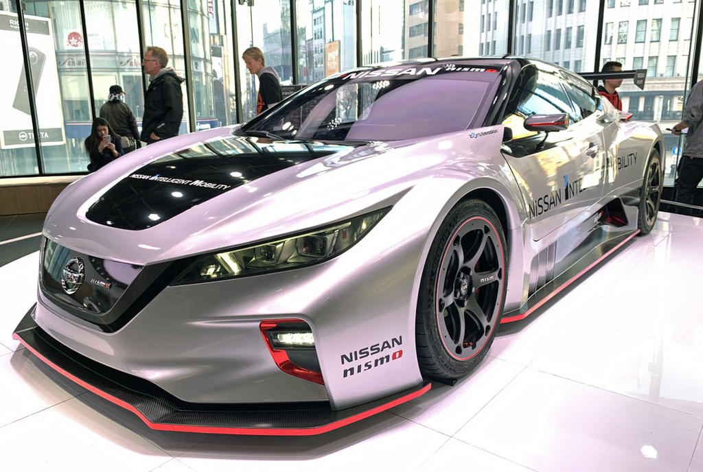 日産のＥＶレーシングカー「リーフＮＩＳＭＯ・ＲＣ」（東京・銀座の日産クロッシングにて撮影）