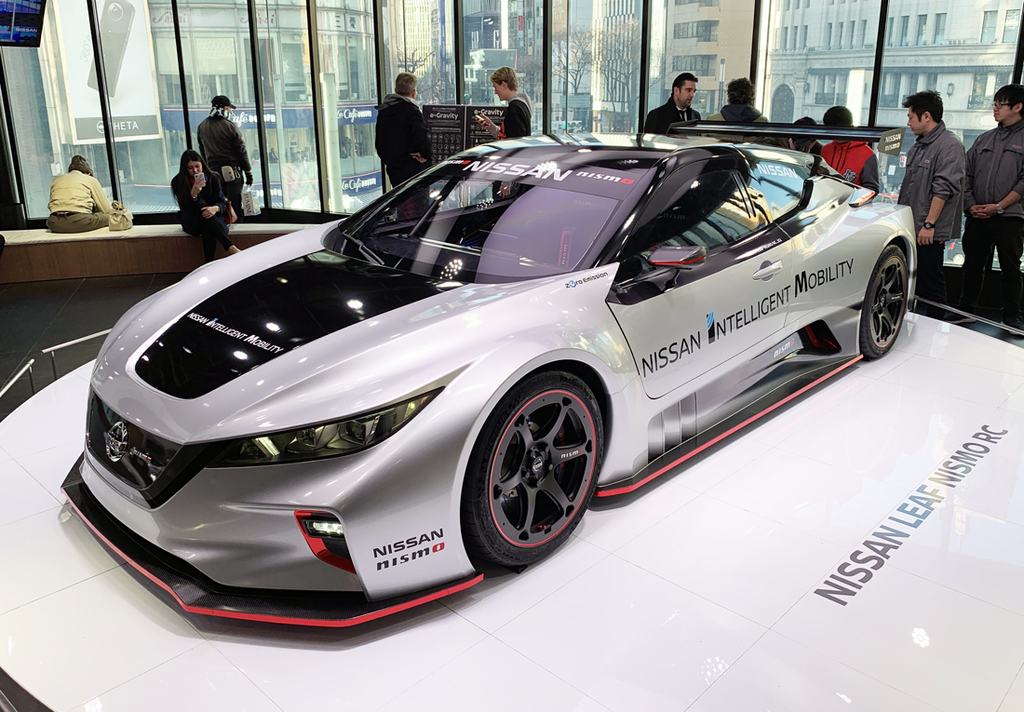 日産のＥＶレーシングカー「リーフＮＩＳＭＯ・ＲＣ」（東京・銀座の日産クロッシングにて撮影）