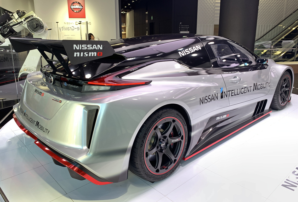 日産のＥＶレーシングカー「リーフＮＩＳＭＯ・ＲＣ」（東京・銀座の日産クロッシングにて撮影）