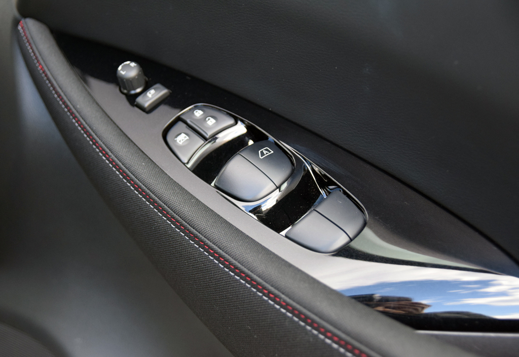 パワーウインドーなどの操作スイッチ