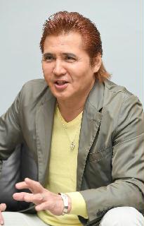 「おやじは大工、おれは映画で、ものづくりを仕事にしているのは一緒」と話す竹内力さん＝東京都渋谷区（宮川浩和撮影）