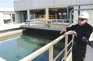 イスラエル中部リションレツィオン近郊にある淡水化施設を説明するＩＤＥテクノロジーズの幹部＝２０１８年１１月（共同）