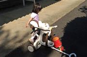 三輪車を立ててどうするの？　子供の“自由な発想”についていけなくなることも…