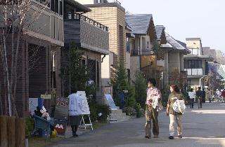 買い時はいつか－。住宅展示場でモデルハウスを行き来する訪問客