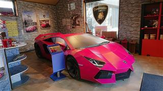 段ボールで作られた名車ランボルギーニの実物大模型「ダンボルギーニ」