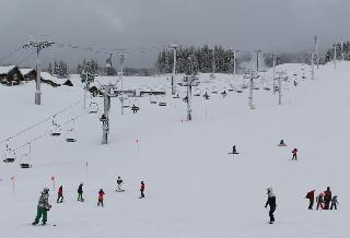 スノーボーダーとスキーヤーでにぎわうキューピットバレイ。左手奥には宿泊施設のカナダ製ログハウスが見える＝新潟県上越市安塚区雪だるま高原（池田証志撮影）