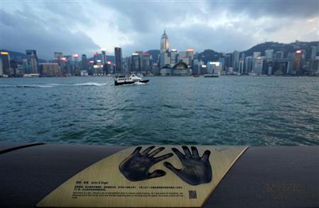 手すり上に移動し、ＱＲコードが付いたスターの手形（中国新聞社）