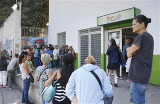 ベネズエラの首都カラカスで、ＣＬＡＰの配給所に列をつくる市民＝１月１４日（共同）