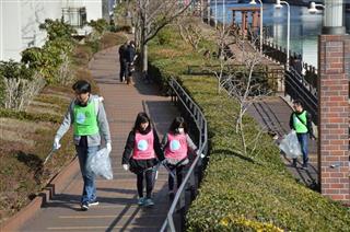 芝浦アイランド自治会の清掃活動。子供の参加者も多い=3日、港区芝浦 芝浦アイランド自治会の清掃活動。子供の参加者も多い=3日、港区芝浦