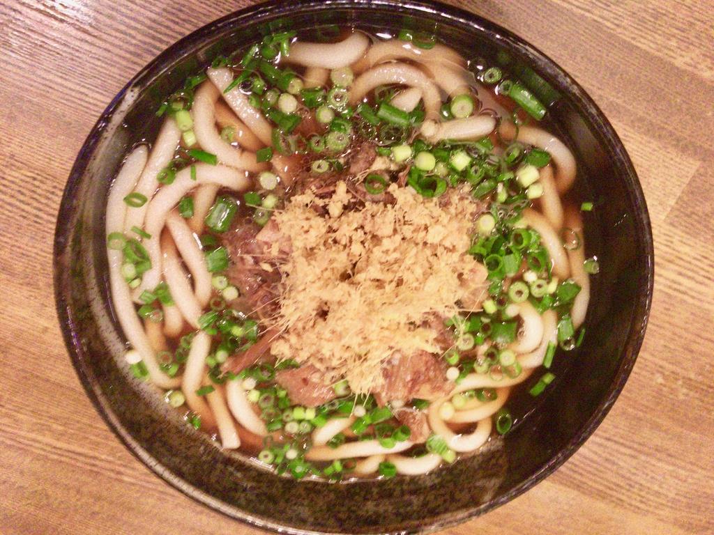 これが小倉の肉うどん（どぎどぎうどん）だ。肉は７、８時間ほど煮込まれる。テーブルにある唐辛子を少量かけて食べるのもオススメ