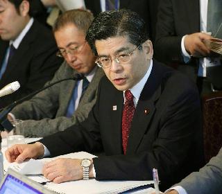 閣議後に記者会見する石井国交相＝８日午前、国会