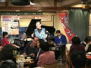 「うたごえ喫茶ともしび」では連日、お客が歌を楽しんでいる＝東京都新宿区