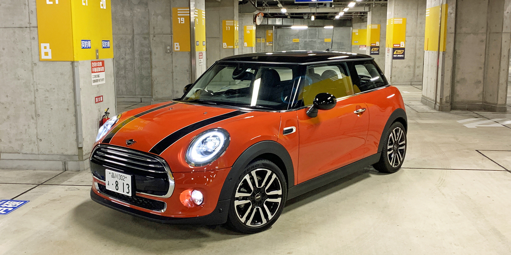 ポップなソラリス・オレンジ・メタリック色に噴かれたミニ３ドア