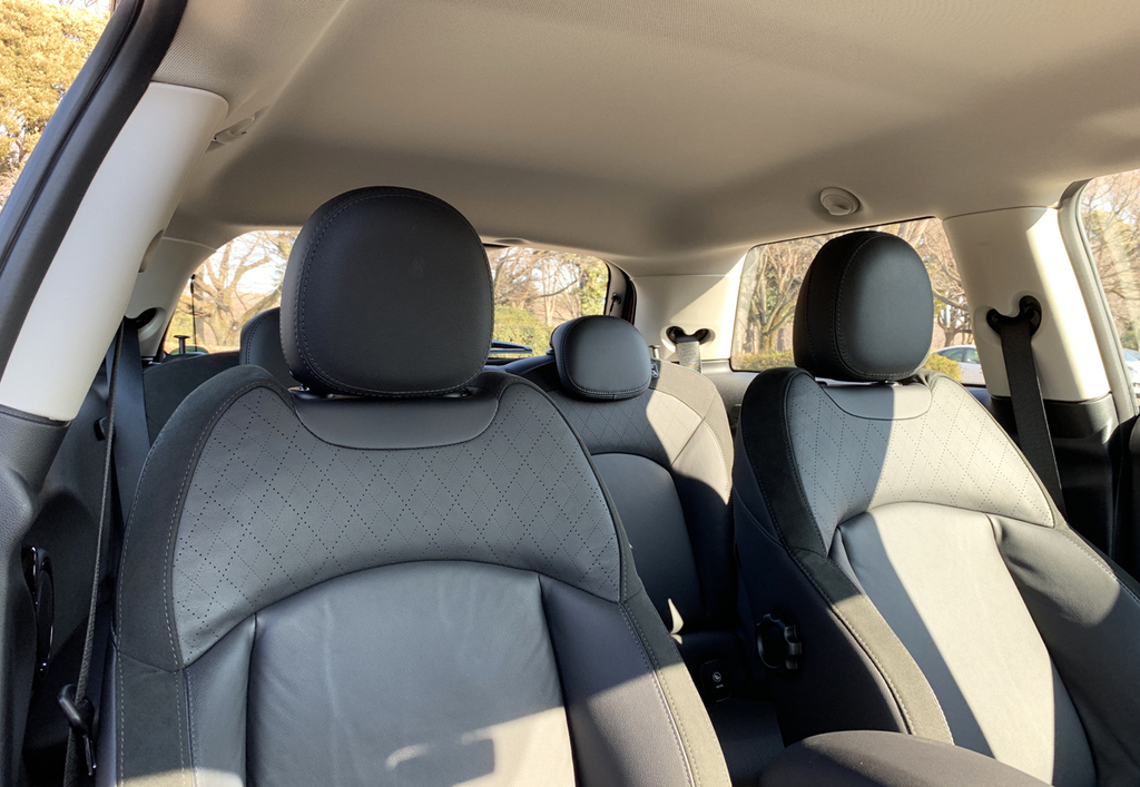 まっすぐ平らなルーフは後席にも余裕のヘッドクリアランスをもたらす