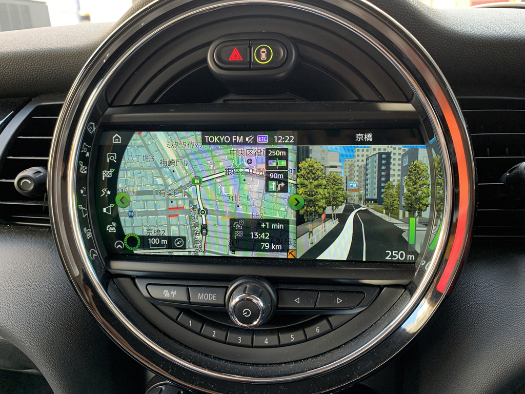 丸形のモニターに表示されたナビ。地図の両端も切らずに丸いカーブを描く