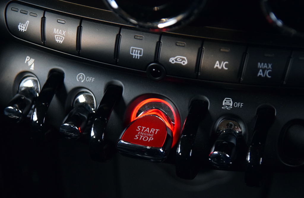 赤く光るエンジンのスタートボタン。これがあるだけでミニが欲しくなる！？