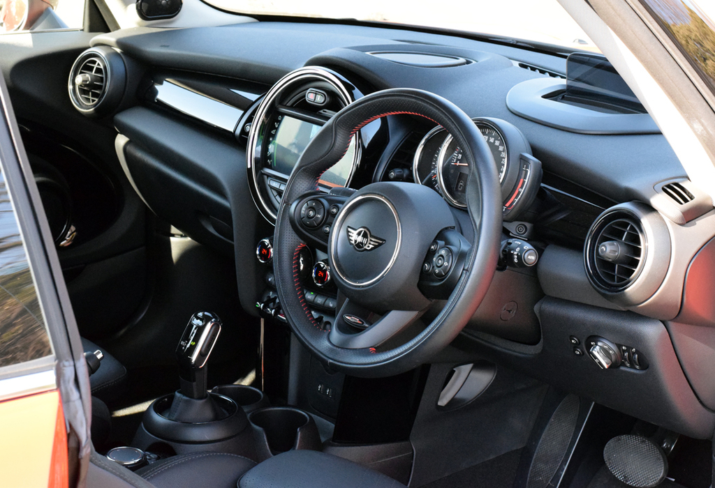 目につくもの全てが丸いミニのインテリア