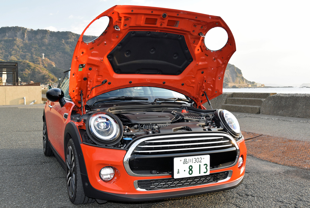 ボンネットに空いたヘッドランプのマル穴がユニーク