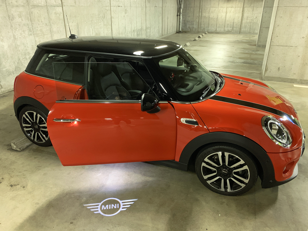 地面に映し出されたミニのロゴ。一つひとつの仕掛けや演出にワクワクする