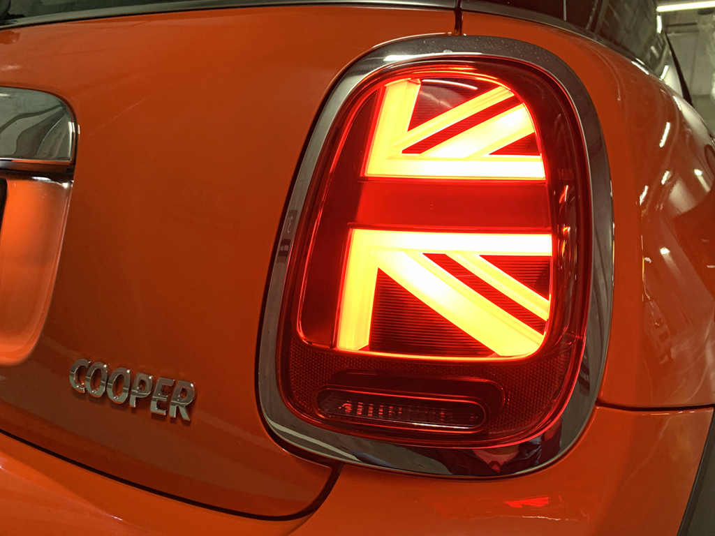 ユニオン・ジャックのＬＥＤライトが浮かび上がる