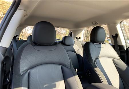 まっすぐ平らなルーフは後席にも余裕のヘッドクリアランスをもたらす