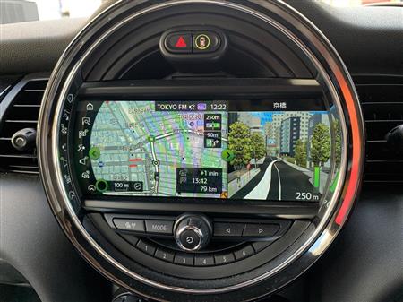 丸形のモニターに表示されたナビ。地図の両端も切らずに丸いカーブを描く