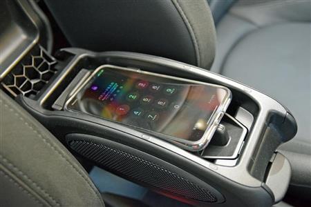 大きめのスマホは充電器に入らない（写真はアイフォーンのＸＳＭａｘ）