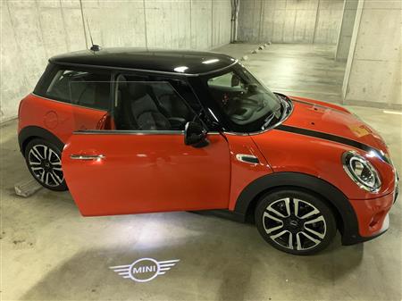 地面に映し出されたミニのロゴ。一つひとつの仕掛けや演出にワクワクする