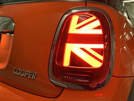 ユニオン・ジャックのＬＥＤライトが浮かび上がる