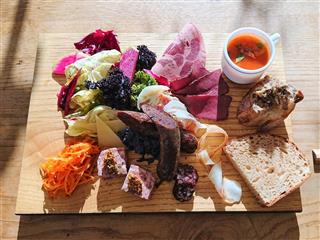 人気メニューの「山梨県産ジビエ色々盛り合わせプレート」