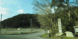 安土城のあった安土山一帯。滋賀県が天守復元の検討を始めた＝滋賀県近江八幡市