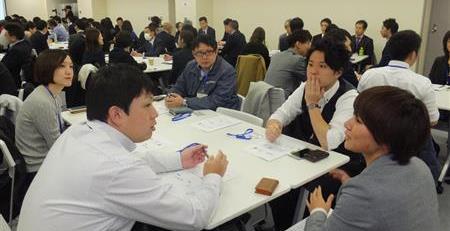 高校生を求める企業で満席だった採用セミナー＝昨年１２月、東京都港区