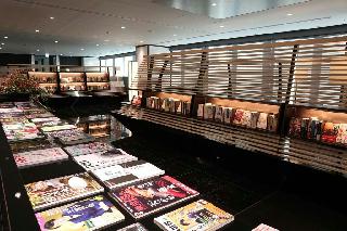 ライブラリーには新聞や幅広い分野の雑誌、話題の書籍などがそろう＝東京都中央区のヒューリックプレミアムクラブ日本橋