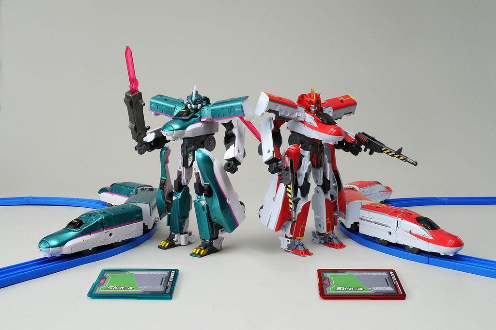 「DXS01 シンカリオン E5はやぶさ」と「DXS02 シンカリオン E6こまち」（画像提供＝タカラトミー）