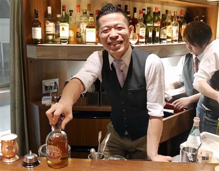 “転職バー”マスターの鈴木康弘さん。毎晩、数多くのお客の相談に乗っている