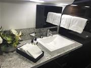 落ち着いたインテリアのお手洗い。花を生けるなどしてリラックスできる空間を演出（坪井ハンナさん提供）