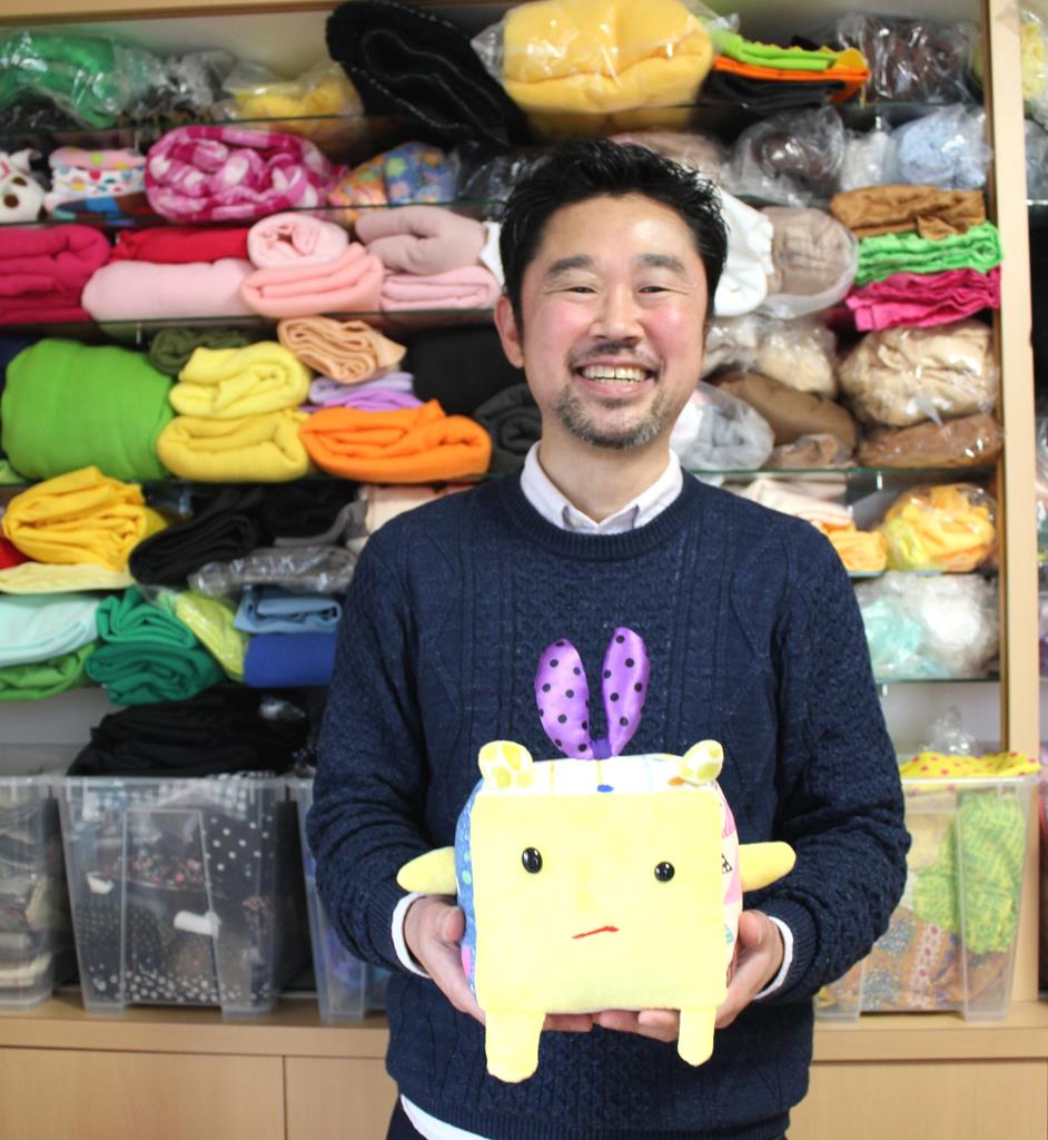 エソラワークスを開いた白石哲一さん。異分野からの転身だが、今はぬいぐるみ作りが楽しくて仕方ないという